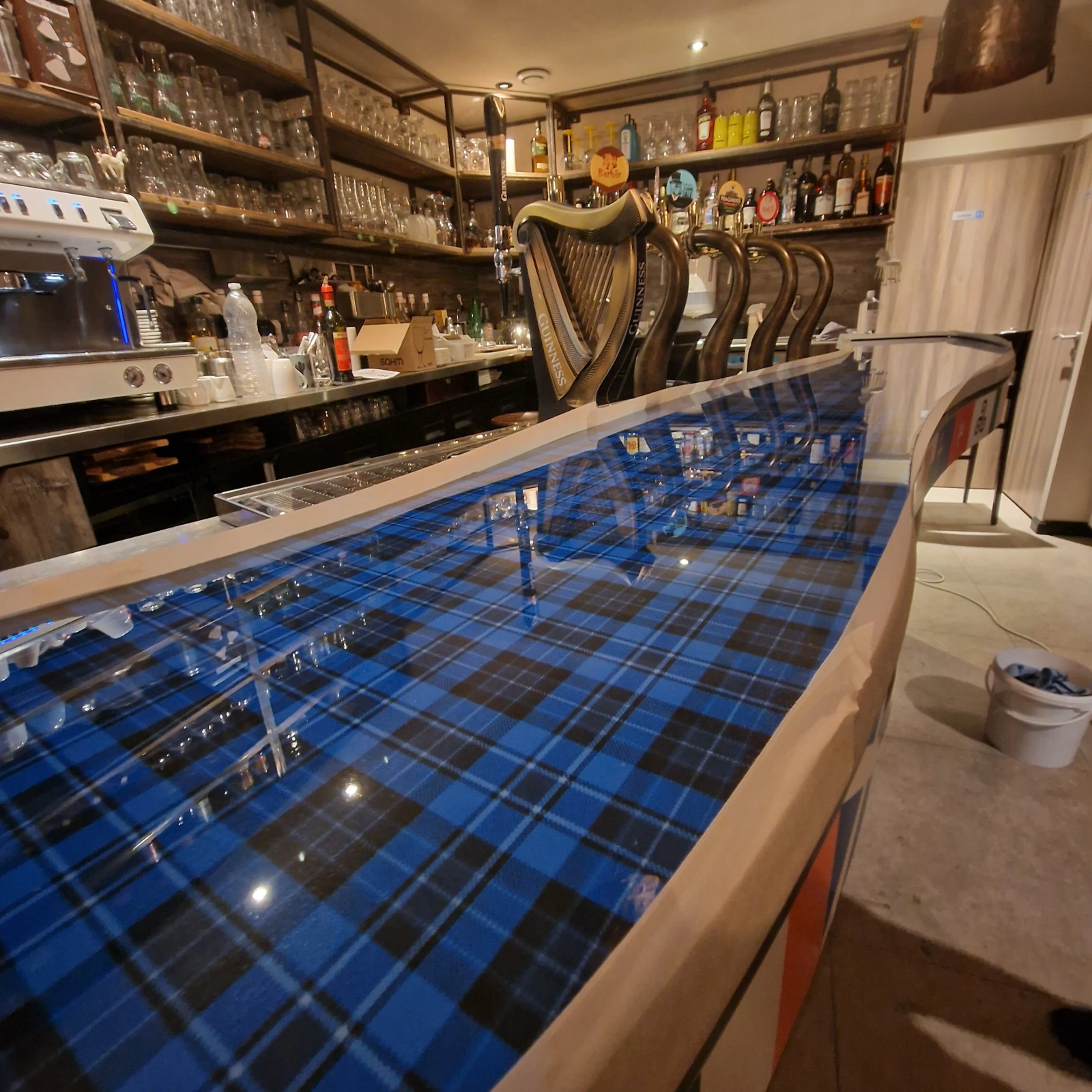 Restauration d’un Bar – Stickers Personnalisés & Résine Époxy Haute Résistance